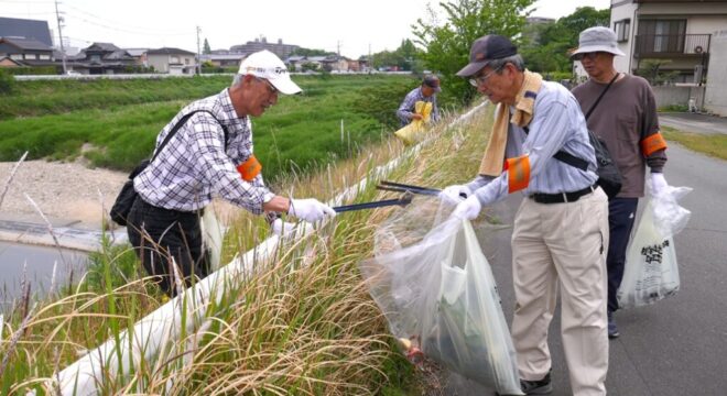 17_カンやペットボトルも、沢山あります